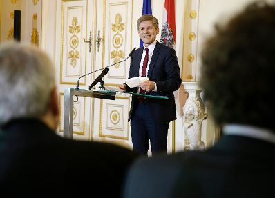 Am 25. April 2016 &uuml;berreichte Kunst- und Kulturminister Josef Ostermayer (im Bild) die Urkunde, mit der Heinz Marecek der Berufstitel Professor verliehen wurde.