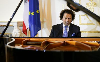 Am 25. April 2016 &uuml;berreichte Kunst- und Kulturminister Josef Ostermayer die Urkunde, mit der Heinz Marecek der Berufstitel Professor verliehen wurde.