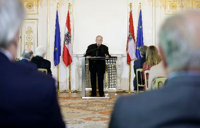 Am 25. April 2016 &uuml;berreichte Kunst- und Kulturminister Josef Ostermayer die Urkunde, mit der Heinz Marecek der Berufstitel Professor verliehen wurde. Im Bild der Laudator Otto Schenk.