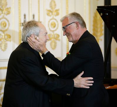 Am 25. April 2016 &uuml;berreichte Kunst- und Kulturminister Josef Ostermayer die Urkunde, mit der Heinz Marecek (r.) der Berufstitel Professor verliehen wurde. Im Bild mit dem Laudator Otto Schenk (l.).