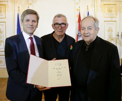 Am 25. April 2016 &uuml;berreichte Kunst- und Kulturminister Josef Ostermayer (l.) die Urkunde, mit der Heinz Marecek (m.) der Berufstitel Professor verliehen wurde. Im Bild mit dem Laudator Otto Schenk (r.).