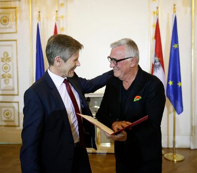 Am 25. April 2016 &uuml;berreichte Kunst- und Kulturminister Josef Ostermayer (l.) die Urkunde, mit der Heinz Marecek (r.) der Berufstitel Professor verliehen wurde.