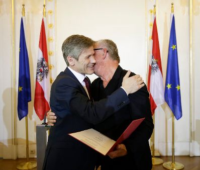 Am 25. April 2016 &uuml;berreichte Kunst- und Kulturminister Josef Ostermayer (l.) die Urkunde, mit der Heinz Marecek (r.) der Berufstitel Professor verliehen wurde.