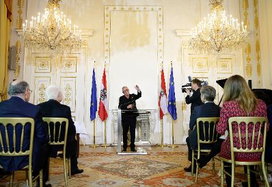 Am 25. April 2016 &uuml;berreichte Kunst- und Kulturminister Josef Ostermayer die Urkunde, mit der Heinz Marecek (im Bild) der Berufstitel Professor verliehen wurde.