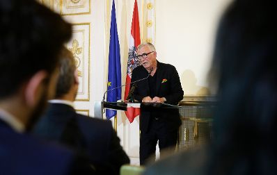 Am 25. April 2016 &uuml;berreichte Kunst- und Kulturminister Josef Ostermayer die Urkunde, mit der Heinz Marecek (im Bild) der Berufstitel Professor verliehen wurde.