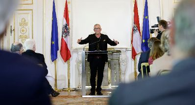 Am 25. April 2016 &uuml;berreichte Kunst- und Kulturminister Josef Ostermayer die Urkunde, mit der Heinz Marecek (im Bild) der Berufstitel Professor verliehen wurde.