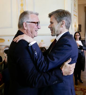 Am 25. April 2016 &uuml;berreichte Kunst- und Kulturminister Josef Ostermayer (r.) die Urkunde, mit der Heinz Marecek (l.) der Berufstitel Professor verliehen wurde.