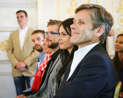 Am 11. Mai 2016 &uuml;berreichte Kunst- und Kulturminister Josef Ostermayer (r.) das Gro&szlig;e Ehrenzeichen f&uuml;r Verdienste um die Republik &Ouml;sterreich an die &ouml;sterreichische Skirennl&auml;uferin Anna Veith (m.r.). Im Bild mit Ehemann Manuel (m.l.) und S&auml;nger Dominic Muhrer (l.).