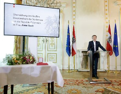 Am 11. Mai 2016 &uuml;berreichte Kunst- und Kulturminister Josef Ostermayer (im Bild) das Gro&szlig;e Ehrenzeichen f&uuml;r Verdienste um die Republik &Ouml;sterreich an die &ouml;sterreichische Skirennl&auml;uferin Anna Veith.