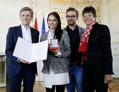 Am 11. Mai 2016 &uuml;berreichte Kunst- und Kulturminister Josef Ostermayer (l.) das Gro&szlig;e Ehrenzeichen f&uuml;r Verdienste um die Republik &Ouml;sterreich an die &ouml;sterreichische Skirennl&auml;uferin Anna Veith (m.l.). Im Bild mit Ehemann Manuel (m.r.) und der Laudatorin Annemarie Moser-Pr&ouml;ll (r.).
