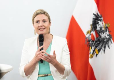 Am 3. Mai 2023 empfing Bundesministerin Susanne Raab (im Bild) anl&auml;sslich 40 Jahre Buddhismus in &Ouml;sterreich Vertreterinnen und Vertreter der &Ouml;sterreichischen Religionsgesellschaften.