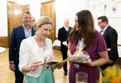 Am 3. Mai 2023 empfing Bundesministerin Susanne Raab (l.) anl&auml;sslich 40 Jahre Buddhismus in &Ouml;sterreich Vertreterinnen und Vertreter der &Ouml;sterreichischen Religionsgesellschaften.