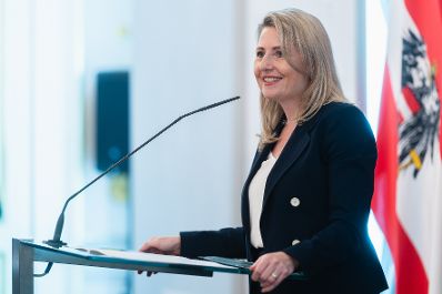 Am 15. April 2024 lud Bundesministerin Susanne Raab (im Bild) anl&auml;sslich des &bdquo;Empfang zur Osterzeit&ldquo; zahlreiche Vertreter der Kirchen und Religionsgesellschaften in &Ouml;sterreich, ins Bundeskanzleramt ein.