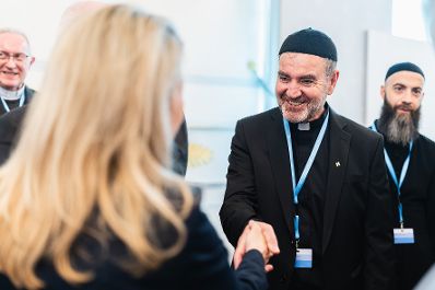 Am 15. April 2024 lud Bundesministerin Susanne Raab (l.) anl&auml;sslich des &bdquo;Empfang zur Osterzeit&ldquo; zahlreiche Vertreter der Kirchen und Religionsgesellschaften in &Ouml;sterreich, ins Bundeskanzleramt ein.