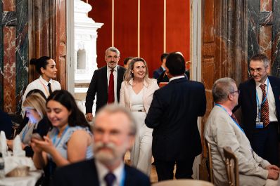 Am 11. Juli 2024 nahm Bundesministerin Susanne Raab (im Bild) am Fastenbrechen anl&auml;sslich der alevitischen Trauer- und Fastenzeit Muharrem teil.