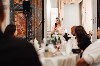 Am 11. Juli 2024 nahm Bundesministerin Susanne Raab (im Bild) am Fastenbrechen anl&auml;sslich der alevitischen Trauer- und Fastenzeit Muharrem teil.