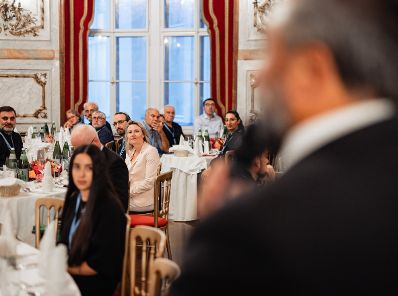 Am 11. Juli 2024 nahm Bundesministerin Susanne Raab (im Bild) am Fastenbrechen anl&auml;sslich der alevitischen Trauer- und Fastenzeit Muharrem teil.