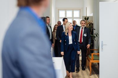 Am 12. September 2024 besuchte Bundesministerin Susanne Raab (m.) den Tag der offenen T&uuml;r im Kultusamt in Wien.