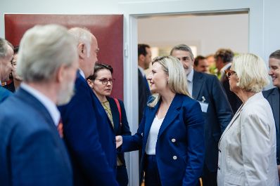 Am 12. September 2024 besuchte Bundesministerin Susanne Raab (m.) den Tag der offenen T&uuml;r im Kultusamt in Wien.