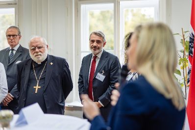 Am 12. September 2024 besuchte Bundesministerin Susanne Raab (r.) den Tag der offenen T&uuml;r im Kultusamt in Wien.