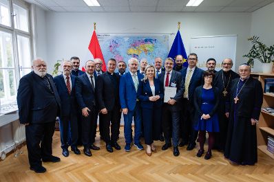 Am 12. September 2024 besuchte Bundesministerin Susanne Raab (m.r.) den Tag der offenen T&uuml;r im Kultusamt in Wien.