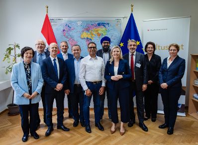 Am 12. September 2024 besuchte Bundesministerin Susanne Raab (m.r.) den Tag der offenen T&uuml;r im Kultusamt in Wien.