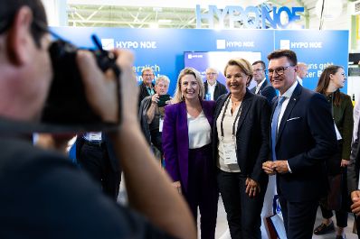 Am 19. September 2024 nahm Bundesministerin Susanne Raab (l.) am 70. Gemeindetag teil.