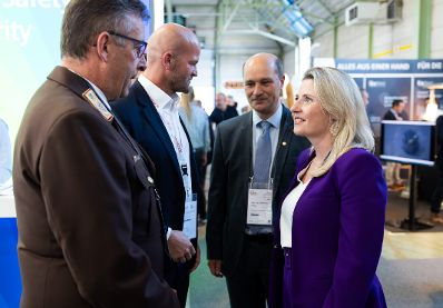 Am 19. September 2024 nahm Bundesministerin Susanne Raab (r.) am 70. Gemeindetag teil.