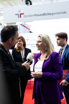 Am 19. September 2024 nahm Bundesministerin Susanne Raab (m.) am 70. Gemeindetag teil.