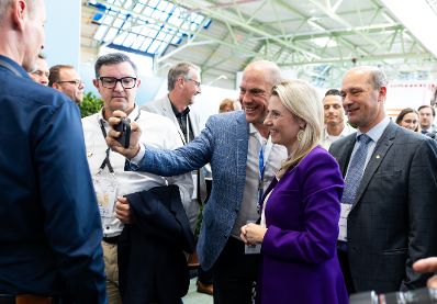 Am 19. September 2024 nahm Bundesministerin Susanne Raab (m.r.) am 70. Gemeindetag teil.