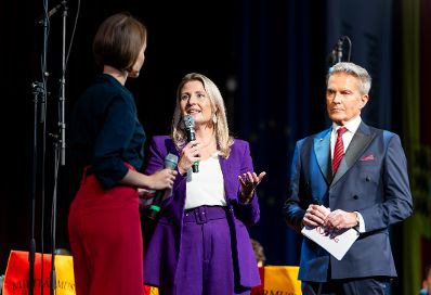 Am 19. September 2024 nahm Bundesministerin Susanne Raab (m.) am 70. Gemeindetag teil.