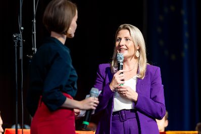 Am 19. September 2024 nahm Bundesministerin Susanne Raab (r.) am 70. Gemeindetag teil.