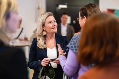 Am 10. Oktober 2024 nahm Bundesministerin Susanne Raab (m.) an der Veranstaltung &bdquo;Female Future Festival Vienna&ldquo; teil.