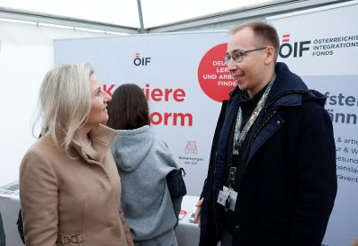 Am 23. Oktober 2024 besuchte Bundesministerin Susanne Raab (im Bild) die &bdquo;Karriereplattform: Lehre&ldquo; am Heldenplatz.
