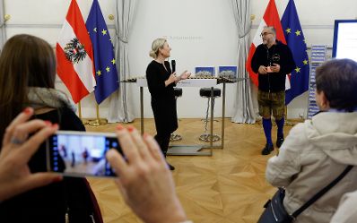 Am 26. Oktober 2024 begr&uuml;&szlig;te Bundesministerin Susanne Raab (im Bild) Besucherinnen und Besucher im Bundeskanzleramt.