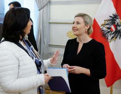 Am 26. Oktober 2024 begr&uuml;&szlig;te Bundesministerin Susanne Raab (im Bild) Besucherinnen und Besucher im Bundeskanzleramt.