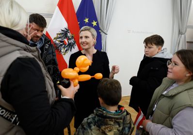 Am 26. Oktober 2024 begr&uuml;&szlig;te Bundesministerin Susanne Raab (im Bild) Besucherinnen und Besucher im Bundeskanzleramt.