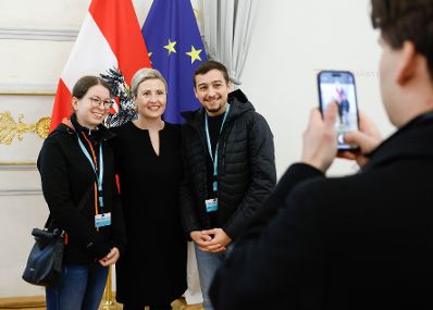 Am 26. Oktober 2024 begr&uuml;&szlig;te Bundesministerin Susanne Raab (im Bild) Besucherinnen und Besucher im Bundeskanzleramt.