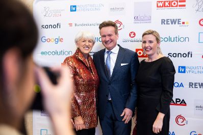 Am 5. November 2024 nahm Bundesministerin Susanne Raab (r.) am Gala-Abend der MedienL&Ouml;WINNEN 2024 im Haus der Industrie teil.