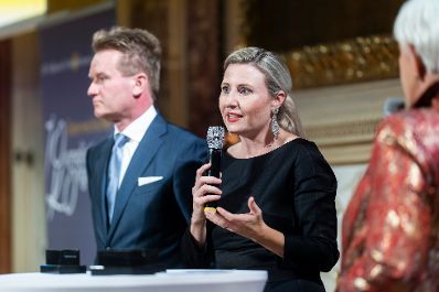 Am 5. November 2024 nahm Bundesministerin Susanne Raab (m.) am Gala-Abend der MedienL&Ouml;WINNEN 2024 im Haus der Industrie teil.