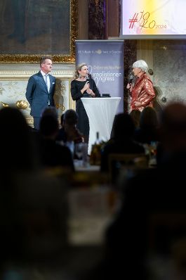 Am 5. November 2024 nahm Bundesministerin Susanne Raab (m.) am Gala-Abend der MedienL&Ouml;WINNEN 2024 im Haus der Industrie teil.