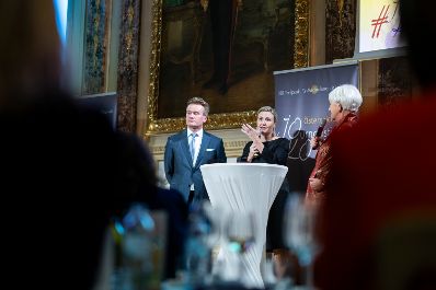 Am 5. November 2024 nahm Bundesministerin Susanne Raab (m.) am Gala-Abend der MedienL&Ouml;WINNEN 2024 im Haus der Industrie teil.