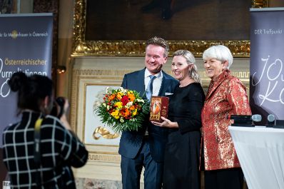 Am 5. November 2024 nahm Bundesministerin Susanne Raab (m.r.) am Gala-Abend der MedienL&Ouml;WINNEN 2024 im Haus der Industrie teil.