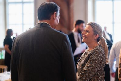 Am 11. November 2024 nahm Bundesministerin Susanne Raab (r.) an der Trans Atlantic Podiumsdiskussion teil.