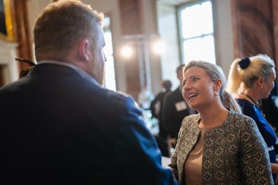 Am 11. November 2024 nahm Bundesministerin Susanne Raab (r.) an der Trans Atlantic Podiumsdiskussion teil.