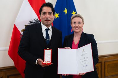 Am 12. November 2024 &uuml;berreichte Bundesministerin Susanne Raab (r.) Ehrenzeichen im Bundeskanzleramt. Im Bild mit Mouhanad Khorchide (l.).