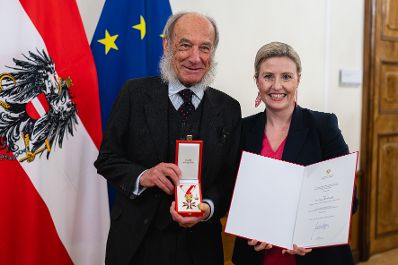 Am 12. November 2024 &uuml;berreichte Bundesministerin Susanne Raab (r.) Ehrenzeichen im Bundeskanzleramt. Im Bild mit Hans Winkler (l.).