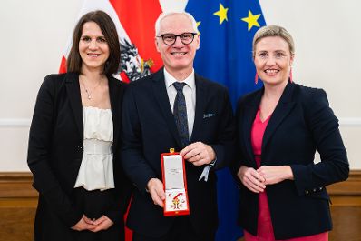 Am 12. November 2024 &uuml;berreichte Bundesministerin Susanne Raab (r.) Ehrenzeichen im Bundeskanzleramt. Im Bild mit Arno Melitopulos-Daum (m.).