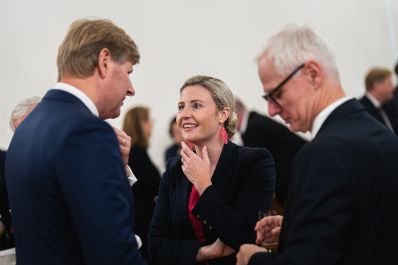 Am 12. November 2024 &uuml;berreichte Bundesministerin Susanne Raab (m.) Ehrenzeichen im Bundeskanzleramt. Im Bild mit Arno Melitopulos-Daum (r.).