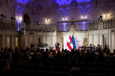 Am 12. November 2024 verlieh Bundesministerin Susanne Raab (m.) im Rahmen des Festaktes des &Ouml;sterreichischen Frauenpreises zwei Staatspreise, einen Lebenswerkpreis und weitere gestiftete Preise.